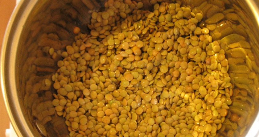 1. Этап. Паштет из чечевицы: 1. Для начала необходимо тщательно промыть чечевицу, залить холодной водой и отправить на огонь. В рецепте приготовления паштета из чечевицы можно использовать любую чечевицу, однако время варки может отличаться. Зеленую чечевицу варят 40 минут, коричневую -25 минут, красную - до 30 минут. Я еще обычно чечевицу на час замачиваю и затем варю в той же воде. Использую втрое больше воды, чем чечевицы по объему визуально. После закипания чечевицы над немного посолить и поперчить по вкусу.