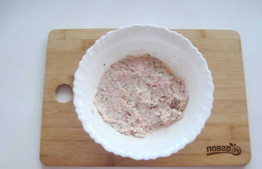 1. Этап. Паштет из ветчины: Перемешайте все ингредиенты паштета и взбейте его блендером до однородной консистенции.