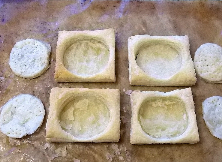 1. Этап. Яйца, запеченные с сыром: Выпекайте тесто - основу в горячей духовке при 180 градусах в течение 8 минут. Выньте и снимите часть верха у круга.