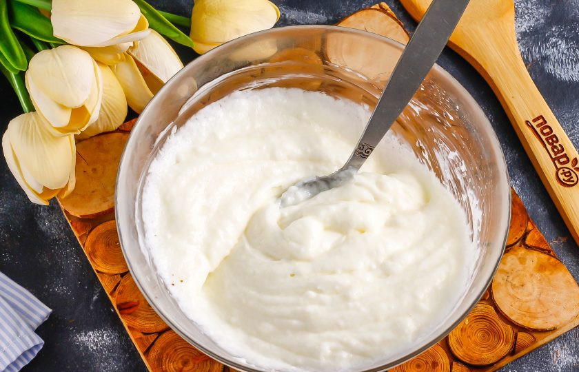 1. Этап. Песочный торт с орехами: Выложите сметану любой жирности в миску, добавьте сахар и загуститель для сметаны. Взбейте или тщательно вымешайте 3 минуты.