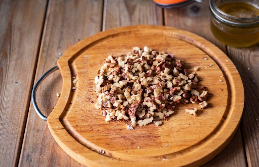 1. Этап. Торт Муравейник с медом: Грецкие орехи мелко порубите ножом.