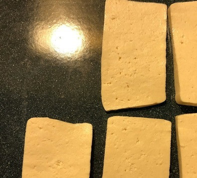 1. Этап. Салат Экзотический цветок: 4. Тофу нарезать на тонкие кусочки около 1 см. 5. Запекаем тофу 10 мин при 150С (вторая полка сверху и нагрев только снизу). Можно и проще сделать - пожарить на сухой сковороде. Кому как удобно.