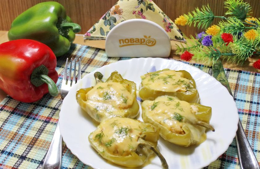1. Этап. Перцы фаршированные курицей в духовке: Перец фаршированный курицей в духовке готов. Подавайте к столу горячим.