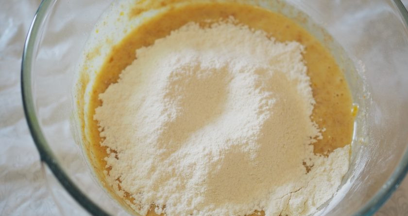 1. Этап. Малиновая «Зебра»: Подготовьте смесь из белой муки и разрыхлителя, отделите от неё 30 грамм для последующего добавления в малиновое пюре. Оставшуюся смесь просейте в тесто и перемешайте.