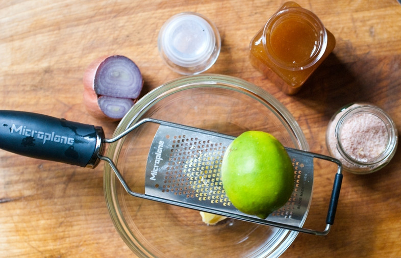 1. Этап. Гребешки на сковороде: 2. Сливочное масло соедините с измельченным шалотом, цедрой лайма и щепоткой соли.