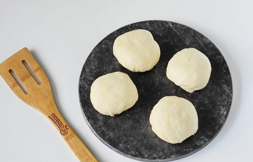 1. Этап. Узбекская лепешка с мясом: Тесто разделите на 4 части. Из каждой части сформируйте колобок.