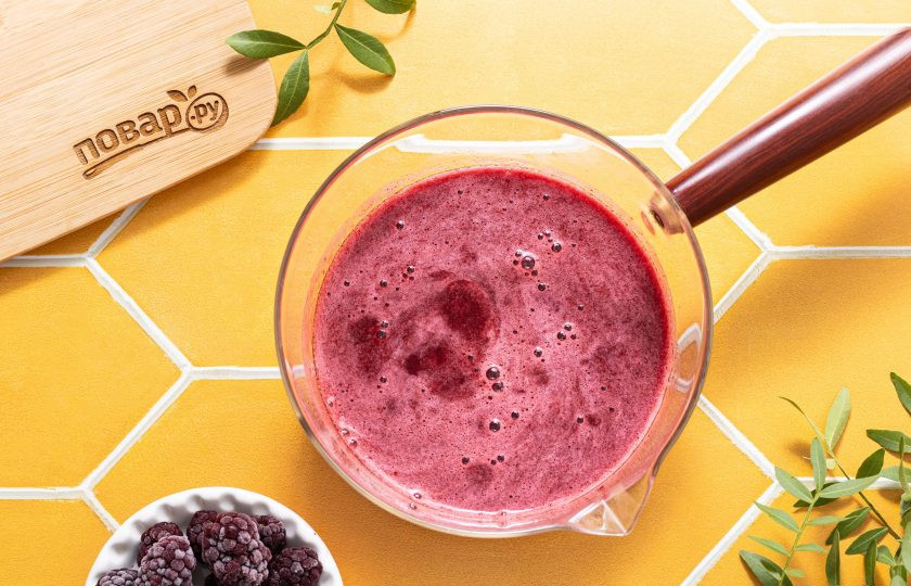 1. Этап. Кето-мармелад: Перелейте в сотейник, добавьте заменитель сахара и агар-агар. Размешайте венчиком, чтобы не осталось комочков. Доведите на среднем огне до кипения и проварите минуту.