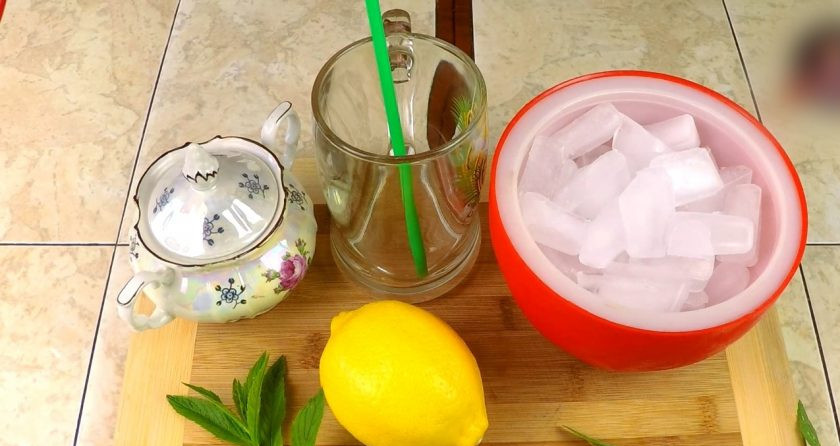 1. Этап. Домашний лимонад с мятой: Общий состав лимонада: вода, лёд, сахарный песок, веточка мяты (у меня перечная) и лимон (половинка).