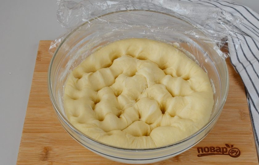 1. Этап. Дрожжевой пирог с яблоками и корицей: Осадите его руками. Достаньте из миски, помесите немного на столе, чтобы вышел весь воздух.