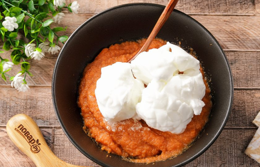 1. Этап. Литовская морковная запеканка Морку апкяпасс: Отдельно взбейте с щепоткой соли три белка до устойчивых пиков. В 2-3 захода аккуратно соедините их с морковью.