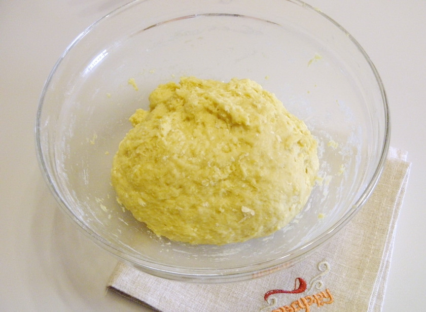 1. Этап. Пасхальный кулич: Замесите некрутое тесто. Накройте его чистой и сухой салфеткой и уберите в теплое место на 2 часа.