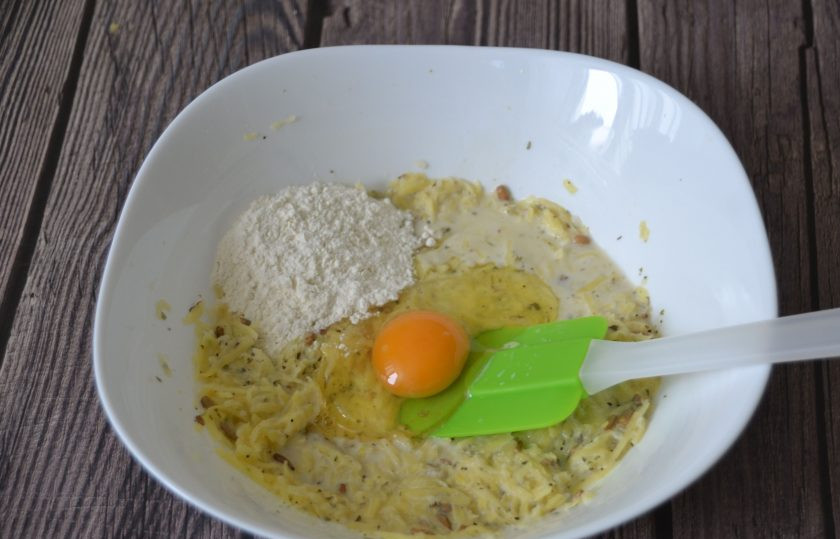 1. Этап. Драники на молоке: Добавьте муку, вбейте яйцо, размешайте.