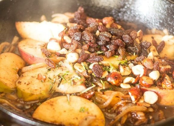 1. Этап. Салат из куриной печенки: К яблокам добавьте изюм, бальзамический уксус, измельчённый розмарин и орехи. Перемешайте.