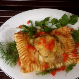 Слоеные пирожки с фаршем и овощами