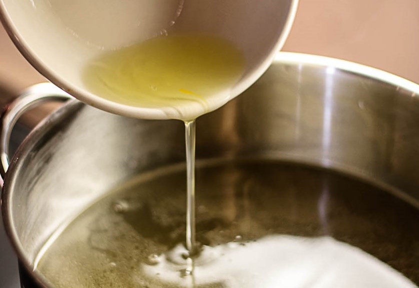 1. Этап. Прозрачный рыбный суп: В кастрюлю кладем голову рыбы, целую луковицу, морковь, лавровый лист. Все заливаем холодной водой и варим на медленном огне около 3 часов. Затем из бульона все выбрасываем, сам бульон процеживаем и ставим обратно на печь и практически доводим до кипения. Отделяем белки от желтков. Белки немного взбиваем венчиком и вливаем в бульон.