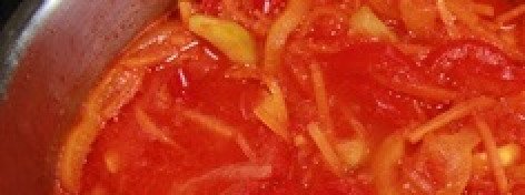 1. Этап. Лечо из кабачков на зиму: Теперь влейте сюда же томаты, добавьте сахар и чеснок. Тушите 15-20 минут на мелком огне. За 5 минут до готовности влейте уксус, размешивая лечо.