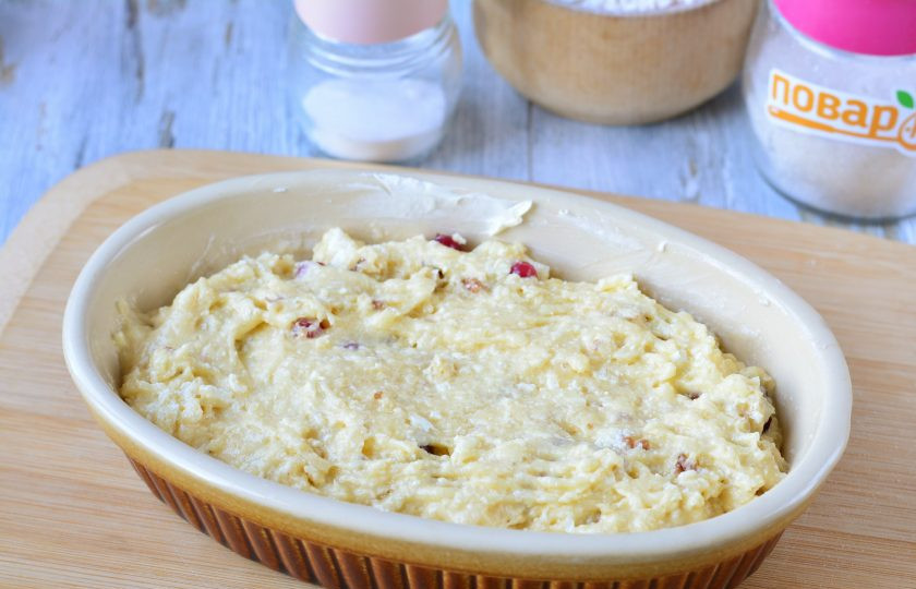 1. Этап. Клюквенный пирог с орехами: Выложите тесто в форму.