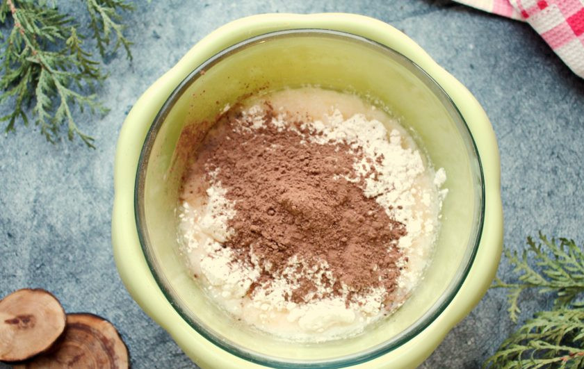 1. Этап. Рулет из шоколадных блинов с кремом: В массу просейте муку с разрыхлителем и всыпьте какао-порошок. Все хорошо перемешайте венчиком до однородного теста.