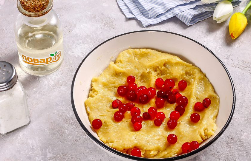 1. Этап. Творожное печенье с клюквой: В тесто выложите промытые ягоды клюквы, очищенные от веточек и листочков.