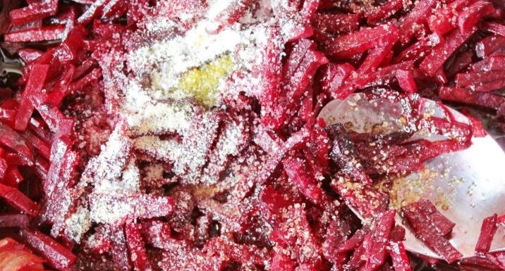 1. Этап. Салат с гранатом и орехами: Добавьте к свекле в сковороду молотые специи, сок и мякоть апельсина, присыпьте все коричневым сахаром и слегка посолите. Перемешайте и тушите еще пять минут на медленном огне.