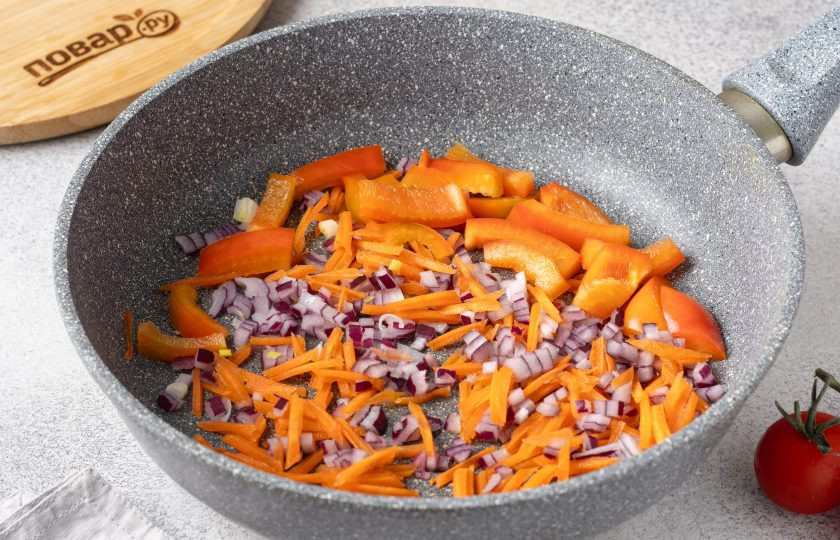 1. Этап. Сорго с грибами и овощами: Нарежьте красный лук кубиками, морковь натрите на терке, а болгарский перец ломтиками. Обжарьте овощи с небольшим количеством растительного масла до мягкости и золотистого цвета.