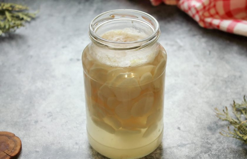 1. Этап. Квас из топинамбура: Прикройте неплотно банку и поставьте в теплое место на три дня. Готовый квас процедите, подавайте сразу или охладите.