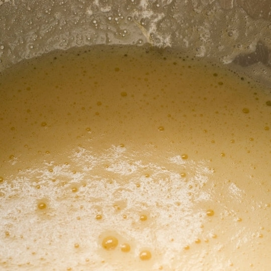 1. Этап. Торт Три молока: Смесь должна немного загустеть.