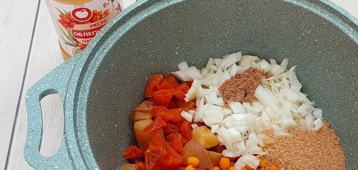 1. Этап. Облепиховое чатни к котлетам из индейки: Сложить все ингредиенты чатни в кастрюлю, лучше с антипригарным покрытием, перемешать, поставить на огонь, довести до кипения, закрыть крышкой, убавить огонь на ниже среднего и варить полчаса. Я просто поставила таймер и забыла про чатни на это время.