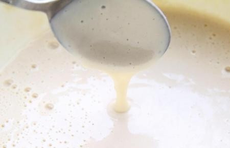 1. Этап. Пирог со щавелем на тонком тесте: Тесто хорошо перемешиваем, чтобы не было комочков. Оно получается чуть гуще, чем на блины.