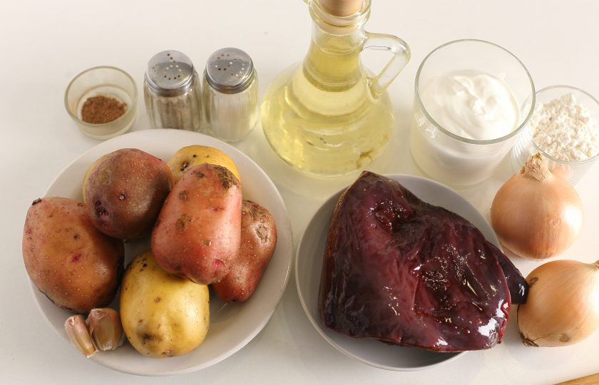 1. Этап. Картофель запеченный с говяжьей печенью в сметане: Подготовьте все ингредиенты.