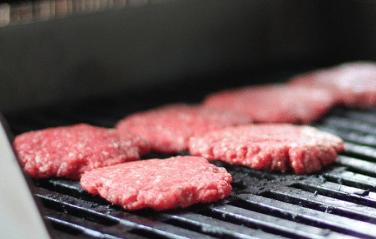 1. Этап. Бургер без булочки: 1. Из фарша сформируйте небольшие плоские котлетки. Обжарьте их на разогретом гриле или сковороде.