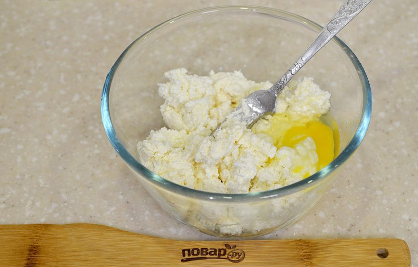 1. Этап. Сырники из кабачков: 2. К творогу добавьте соль, сахар и яйцо. Перемешайте.