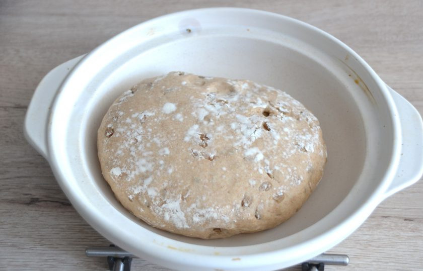 1. Этап. Голландский хлеб: Выложите в горячую форму хлеб 