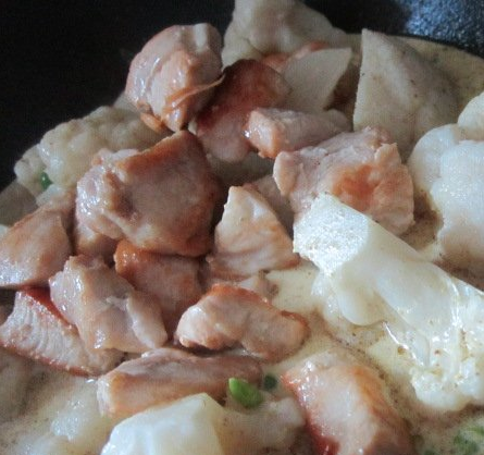 1. Этап. Цветная капуста в сливочном соусе: 2. На той же сковороде обжарим капусту, поделенную на соцветия. Добавим курицу, сливки и горошек, убавим огонь. Тушим под крышкой, пока не закипит.