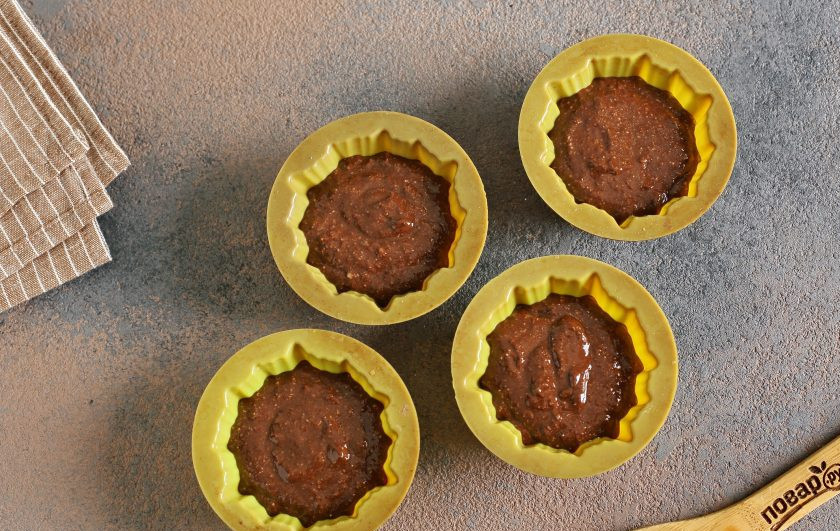 1. Этап. Диетические кексы: Готовое тесто разложите по формочкам, заполняя их примерно на 2/3. Всего выходит 4 штуки. Выпекайте в духовке при температуре 180 градусов около 20-25 минут. Готовность проверяйте деревянной шпажкой или зубочисткой.