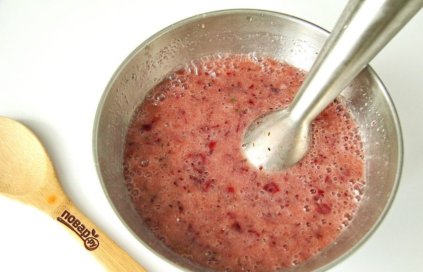 1. Этап. Морс из крыжовника: Налейте 500 мл. воды и тщательно все пробейте погружным блендером.