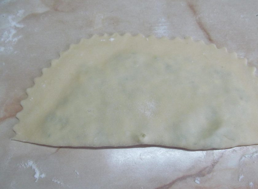 1. Этап. Лепешки на простокваше с творогом и зеленью: Обрезаем неровные края специальным ножом или обычным. Можно края закрепить вилкой.