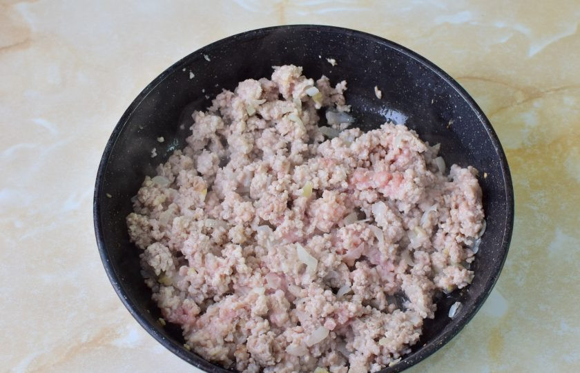 1. Этап. Спагетти по-болонски: Затем к обжаренному луку добавьте мясной фарш. Все перемешайте. Хорошо разбейте мясные кусочки. Обжарьте 5-7 минут.