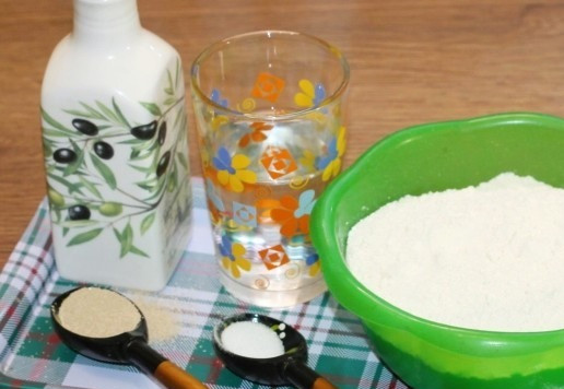 1. Этап. Морские узелки с чесночным маслом: 1. Продукты для приготовления теста.