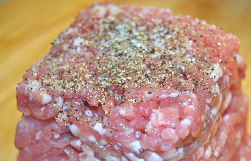 1. Этап. Котлетки из фарша: 2. Посолите и поперчите фарш, тщательно перемешайте.