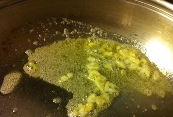 1. Этап. Жареные грибы с помидорами: 2. На сковороде разогреть растительное масло и отправить туда чеснок. На медленном огне обжарить его буквально чуть-чуть, не допуская, чтобы он горел (в таком случае масло может горчить).