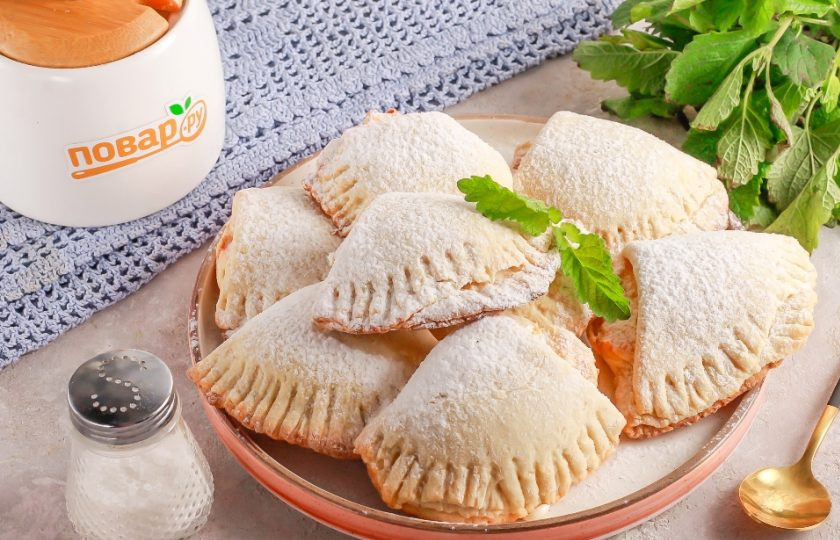 1. Этап. Печенье Сугробы: Подайте печенье к столу теплым со стаканом молока или ароматным чаем, кофе.