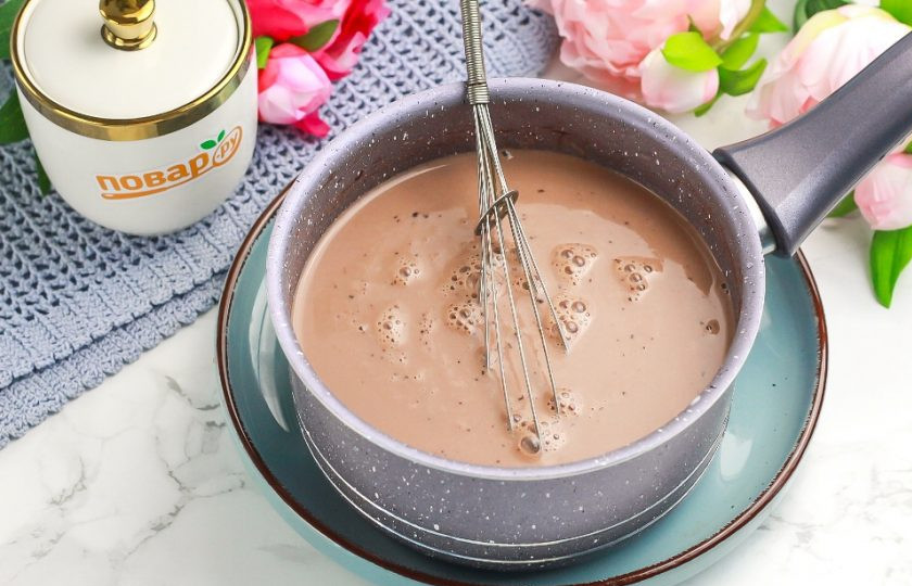 1. Этап. Шоколадный заварной крем: Поэтому сразу же поместите емкость на плиту и прогрейте молоко 1-2 минуты, какао-порошок отлично вмешается. Затем нагрев уменьшите до среднего и помешивайте всю массу.