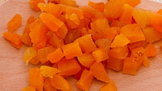 1. Этап. Плов с курагой: Курагу хорошо промываем и нарезаем кубиками.