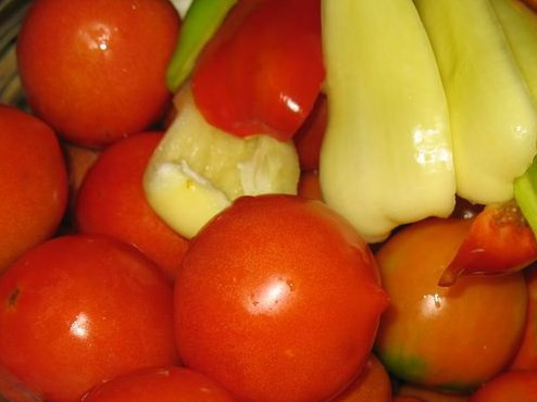 1. Этап. Ассорти из овощей: Помидоры тоже не варите. А вот перец почистите от семян и проварите минуты 2-3.