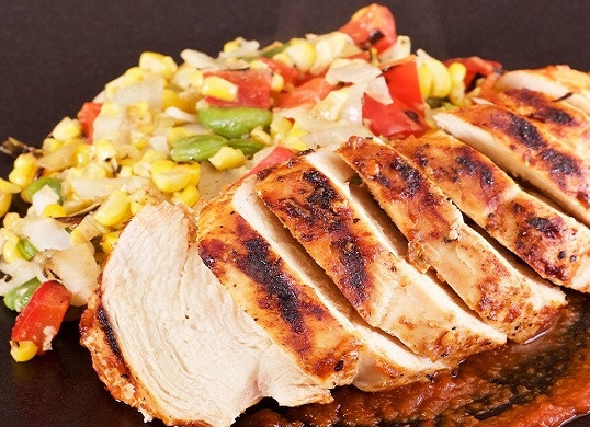 1. Этап. Курица на гриле с овощами и соусом барбекю: 13. Теперь можно собрать все ингредиенты вместе и подавать блюдо к столу. Приятного аппетита!