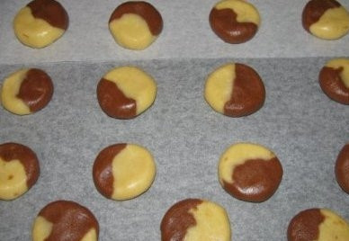 1. Этап. Печенье День и ночь: Печенья будем делать двумя способами. Способ первый. Слегка смачиваем руки в воде и отщипываем от каждого теста по кусочку. Скатываем в шарик и немного приплюснем, толщина печенья должна быть 1-1.5 см. Получаются вот такие заготовки для печенья. Выкладываем на противень, застеленный пергаментом.