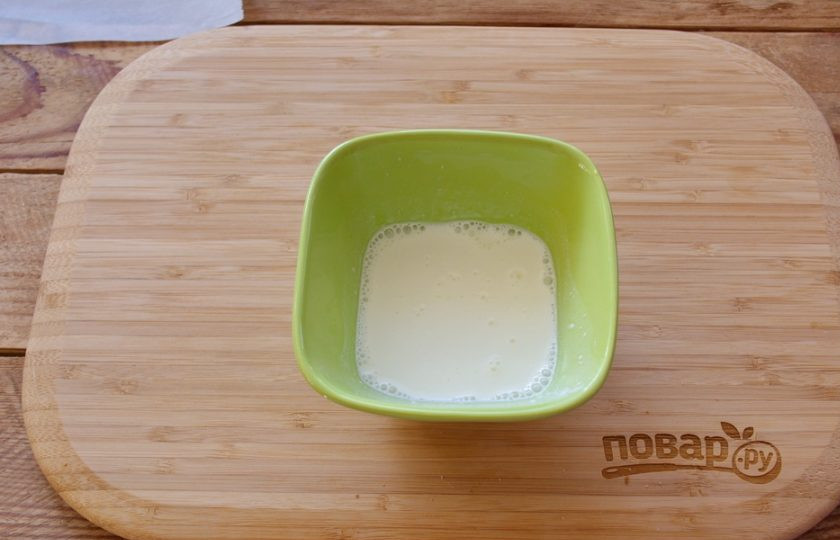 1. Этап. Тосты Карбонара: Смешайте сметану и 10% сливки. Взбейте.