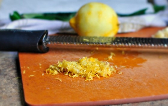 1. Этап. Песто из базилика: Приготовьте цедру.