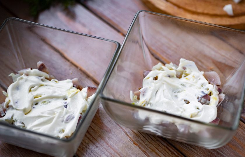 1. Этап. Салат Сельдь под одеялом: Поверх разложите обжаренный лук слоем и поверх распределите примерно 2 ст.л. майонеза.